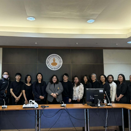 คณบดีคณะมนุษยศาสตร์ ให้การต้อนรับ ผู้ช่วยศาสตราจารย์ ดร.ภคพร วัฒนดำรงค์ รองคณบดีฝ่ายบริหาร วิจัยและนวัตกรรม ผู้ช่วยศาสตราจารย์จิตตินุช วัฒนะ รองคณบดีฝ่ายบริการวิชาการ พร้อมด้วยคณะบุคลากร เพื่อร่วมแลกเปลี่ยนเรียนรู้แนวทางการปฏิบัติงานด้านแผนงานและงบประมาณและระบบสารสนเทศ