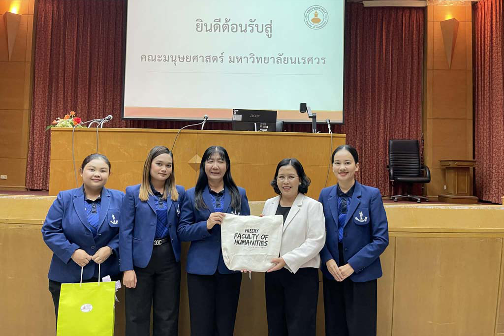 ณะมนุษยศาสตร์ พร้อมด้วยคณาจารย์ประจำหลักสูตรต่าง ๆ จำนวน 9 หลักสูตร ร่วมให้การต้อนรับคณะครูและนักเรียนจากโรงเรียนอุดมดรุณี จังหวัดสุโขทัย จำนวน 80 คน