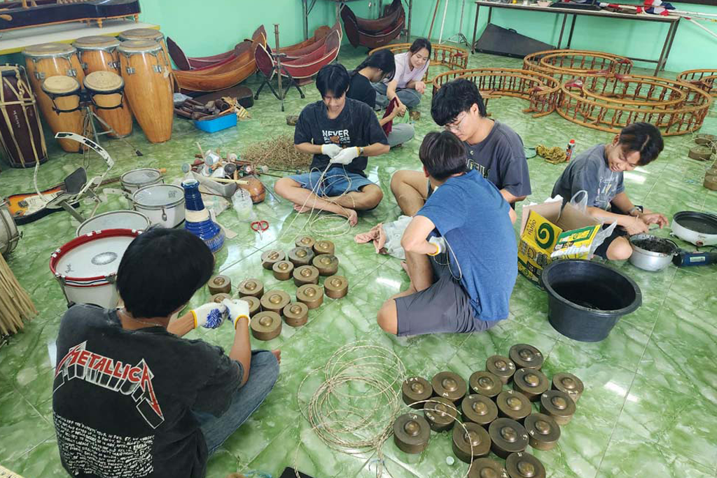 สาขาวิชาดุริยางคศาสตร์ไทย ภาควิชาดนตรี คณะมนุษยศาสตร์ มหาวิทยาลัยนเรศวร จัดกิจกรรมบริการวิชาการด้านการซ่อมแซมและบำรุงรักษาเครื่องดนตรีไทยให้แก่ โรงเรียนวัดอรัญญิก จังหวัดพิษณุโลก โดยนำนิสิตในรายวิชา “การซ่อมและบำรุงรักษาเครื่องดนตรี”
