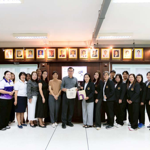 งานบริการการศึกษา คณะมนุษยศาสตร์ นำโดย ดร.นิภารัตน์ อิ่มศิลป์ พร้อมด้วยบุคลากรในสังกัด ได้เข้าศึกษาดูงานและแลกเปลี่ยนเรียนรู้กระบวนการดำเนินงานด้านวิชาการ ณ คณะมนุษยศาสตร์ มหาวิทยาลัยเชียงใหม่ เมื่อวันพฤหัสบดีที่ 26 มีนาคม 2569