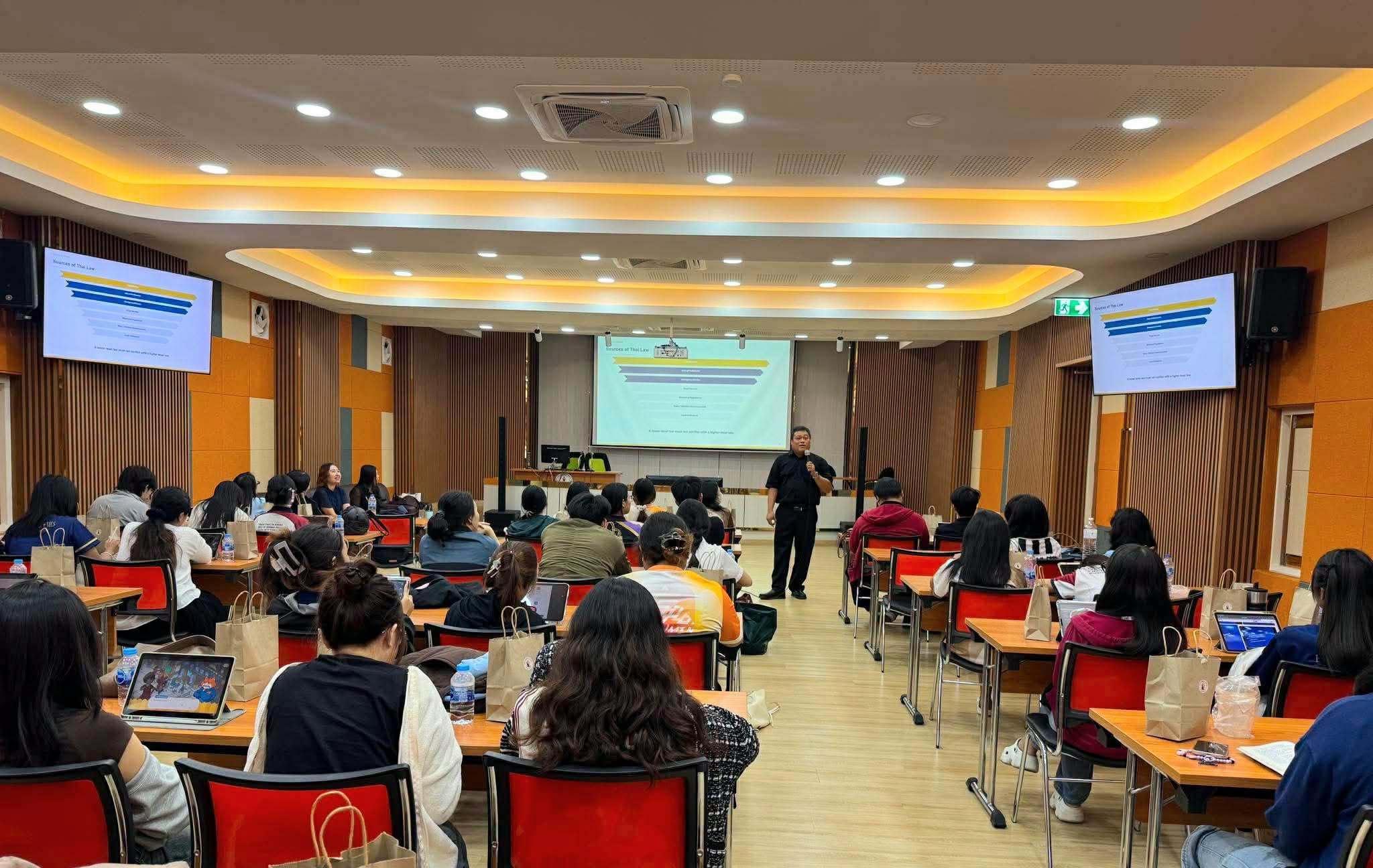 ภาควิชาภาษาอังกฤษ คณะมนุษยศาสตร์ มหาวิทยาลัยนเรศวร จัดกิจกรรมการบรรยายพิเศษด้านภาษาอังกฤษเพื่อวัตถุประสงค์ทางกฎหมาย ในหัวข้อ “Beyond the Classroom: Legal English and Career Paths” ให้แก่นิสิตชั้นปีที่ 4