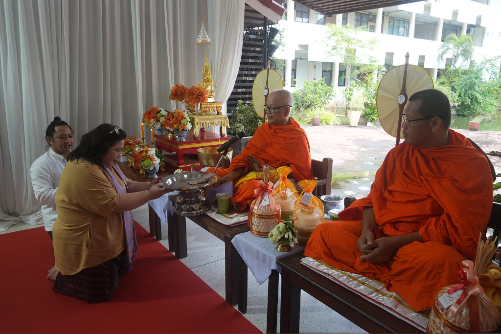 คณะมนุษยศาสตร์ ม.นเรศวร จัดพิธีทำบุญตักบาตร เนื่องในวันคล้ายวันสถาปนาคณะฯ ครบรอบ 36 ปี