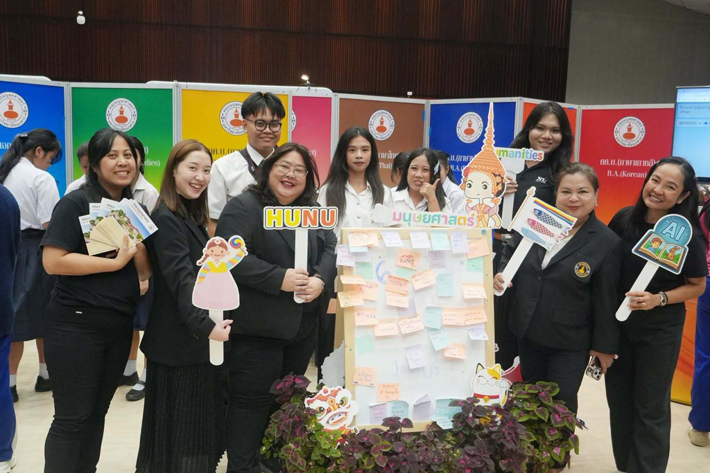 เมื่อวันที่ 4 สิงหาคม 2569 คณบดีคณะมนุษยศาสตร์ พร้อมด้วยคณะผู้บริหารวมเยี่ยมชมบูธนิทรรศการแนะแนวหลักสูตร ภายใต้แนวคิด “Discover Yourself Through Humanities: เรียนรู้ภาษา เข้าใจผู้คน ก้าวสู่โลกกว้าง เริ่มต้นที่นี่ ‘มนุษยศาสตร์'” ในโครงการเปิดบ้านมหาวิทยาลัยนเรศวร ประจำปีการศึกษา 2569 NU Explore 2026